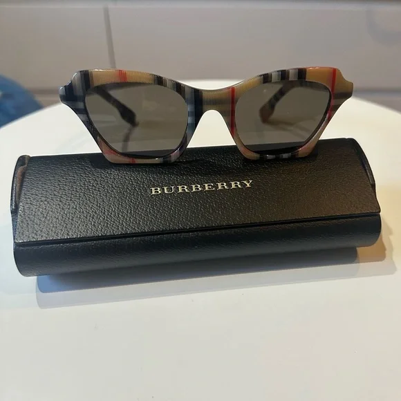Burberry Vintage Check Square Frame Sunglasses, Excellent Condition - Picture 7 of 11